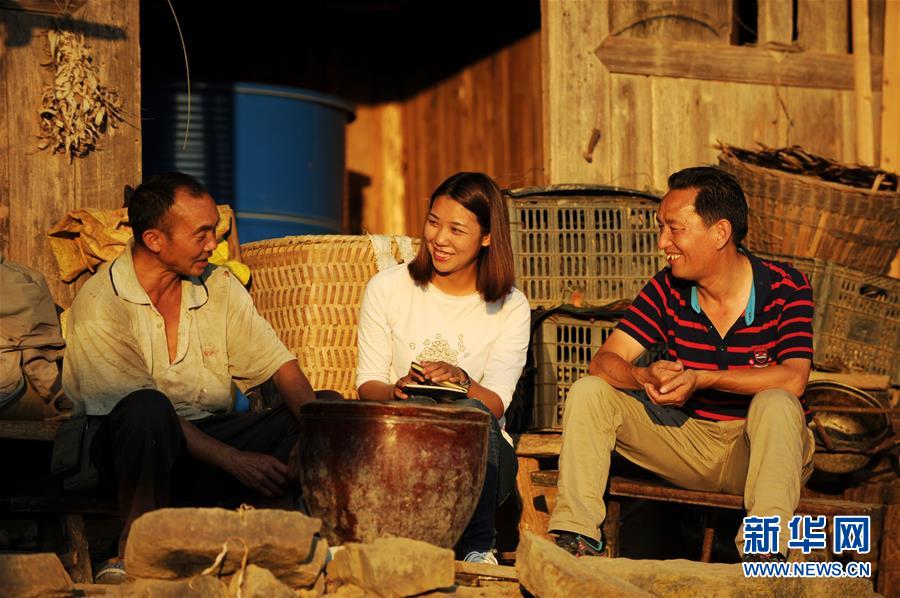 (在習(xí)近平新時(shí)代中國(guó)特色社會(huì)主義思想指引下——新時(shí)代新作為新篇章·圖文互動(dòng))(2)三年村干部 一世農(nóng)村情——記貴州石阡農(nóng)村扶貧干部