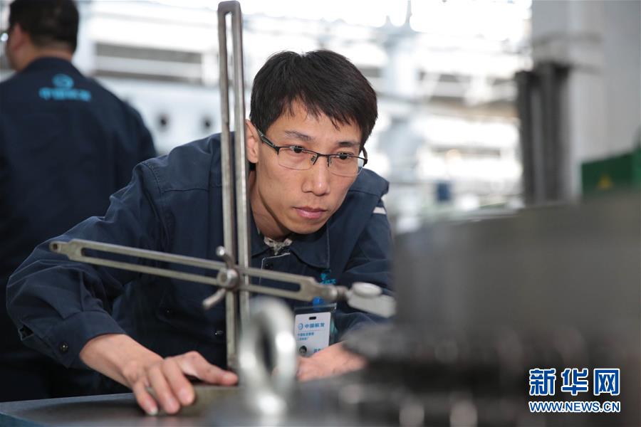 （圖文互動(dòng)）（1）他用匠心守護(hù)飛機(jī)心臟&mdash;&mdash;記中國(guó)航發(fā)沈陽(yáng)黎明航空發(fā)動(dòng)機(jī)有限責(zé)任公司一線(xiàn)工人洪家光