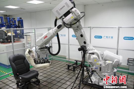 機器人測試桌椅。　盧育辛 攝