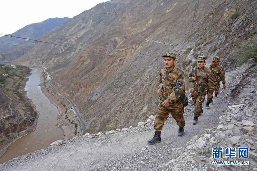 （向奉獻(xiàn)者致敬&middot;圖文互動）（1）情注一纜通滇藏&mdash;&mdash;記某信息通信基地四營五連連長翁春芳