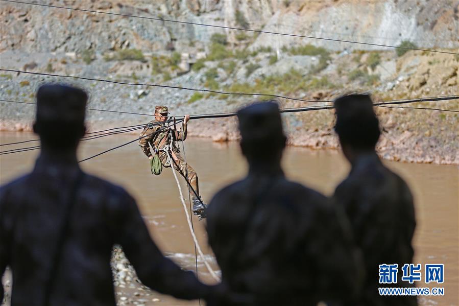 （向奉獻(xiàn)者致敬&middot;圖文互動）（4）情注一纜通滇藏&mdash;&mdash;記某信息通信基地四營五連連長翁春芳