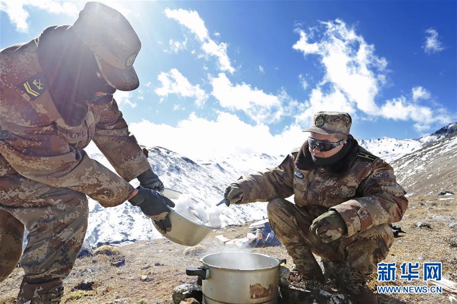 （向奉獻(xiàn)者致敬&middot;圖文互動）（5）情注一纜通滇藏&mdash;&mdash;記某信息通信基地四營五連連長翁春芳
