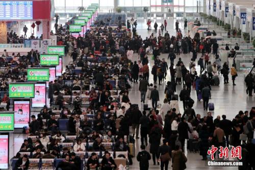 12月25日，西安北車站內(nèi)人頭攢動(dòng)。<a target='_blank' ><p  align=