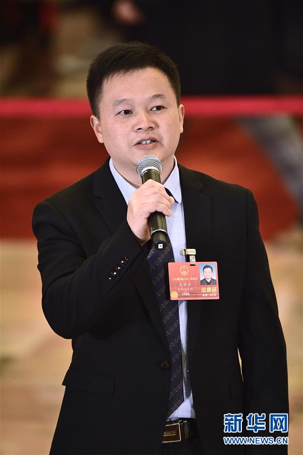 （兩會(huì)&middot;人大開幕）（9）全國(guó)人大代表接受采訪