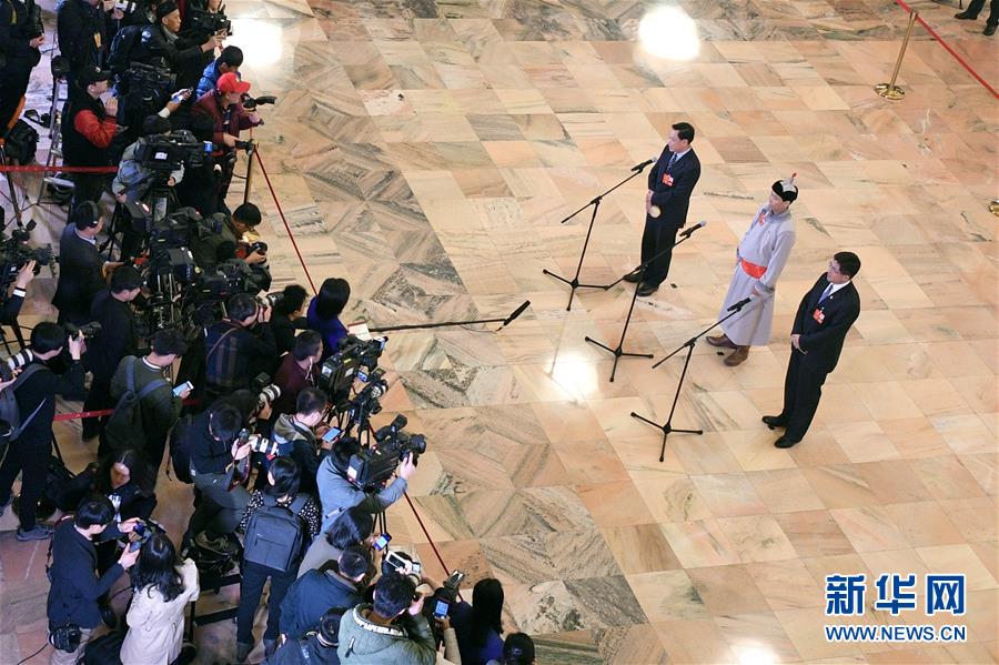 （兩會(huì)&middot;XHDW）（13）全國(guó)人大代表接受采訪(fǎng)