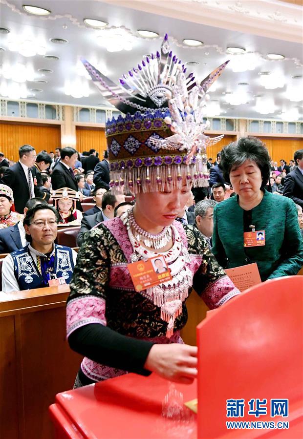 （兩會&middot;基層代表履職故事）（2）全國人大代表?xiàng)钌徲ⅲ簽榘傩战】当ｑ{護(hù)航