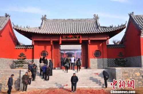 資料圖：元旦小長(zhǎng)假期間，威海南海新區(qū)云龍山上舉辦新年廟會(huì)?！⒉?攝