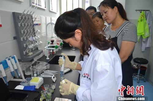 資料圖：工作人員根據消費者要求現(xiàn)場檢驗，共筑食品安全。<a target='_blank' ><p  align=