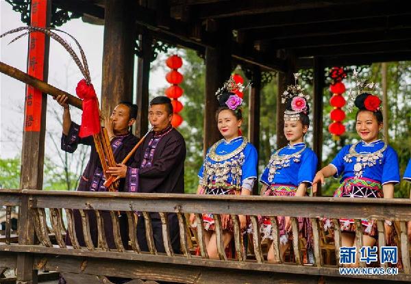 (在習(xí)近平新時(shí)代中國(guó)特色社會(huì)主義思想指引下——新時(shí)代新作為新篇章·鄉(xiāng)村振興戰(zhàn)略·圖文互動(dòng))(5)掙脫“富饒的貧困”——一個(gè)西部貧困區(qū)縣綠色發(fā)展之變