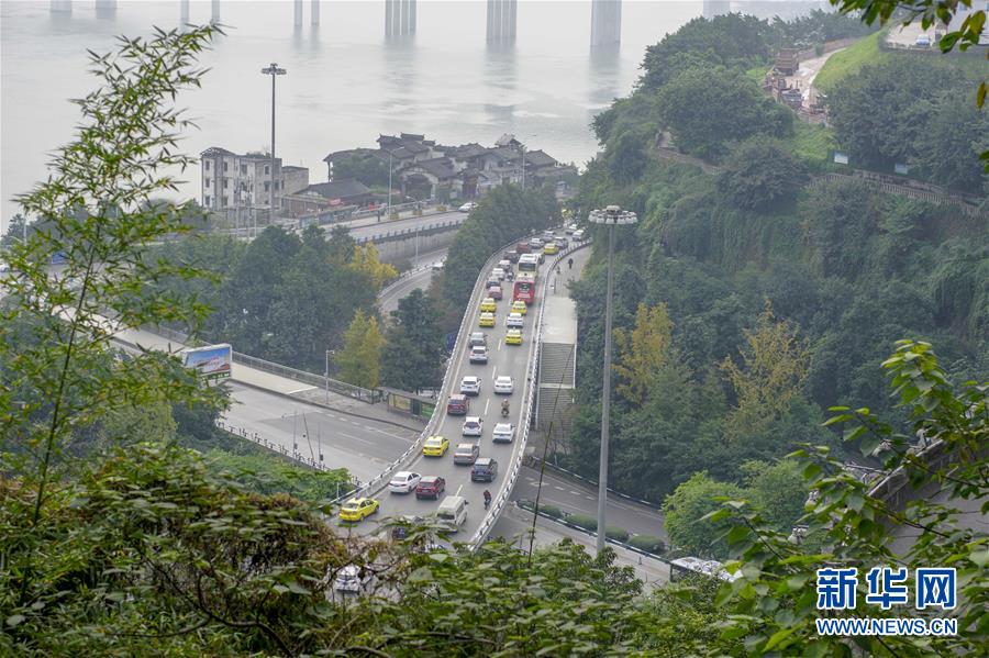 （在習(xí)近平新時(shí)代中國(guó)特色社會(huì)主義思想指引下&mdash;&mdash;新時(shí)代新作為新篇章&middot;圖文互動(dòng)）（9）激活新動(dòng)能 崛起新高地 塑造山水城&mdash;&mdash;重慶推動(dòng)高質(zhì)量發(fā)展觀察