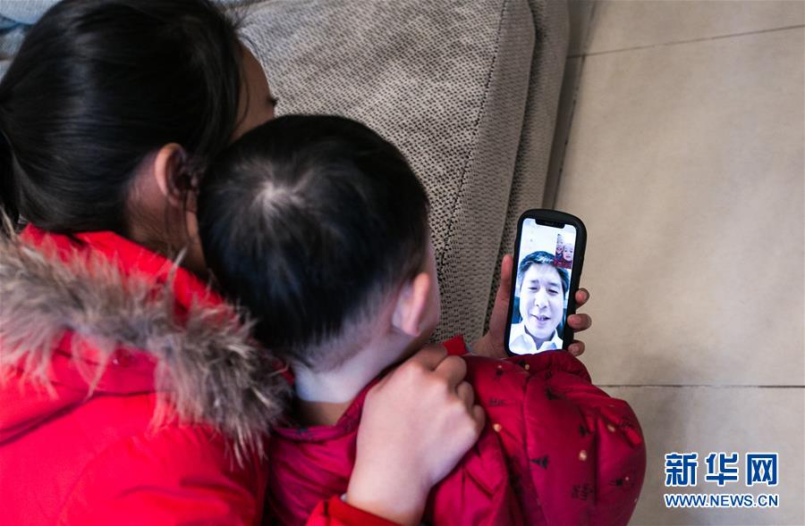 （新春走基層&middot;圖文互動(dòng)）（2）車(chē)站，懂得大海的浪漫&mdash;&mdash;&ldquo;一帶一路&rdquo;夫妻的春節(jié)連線