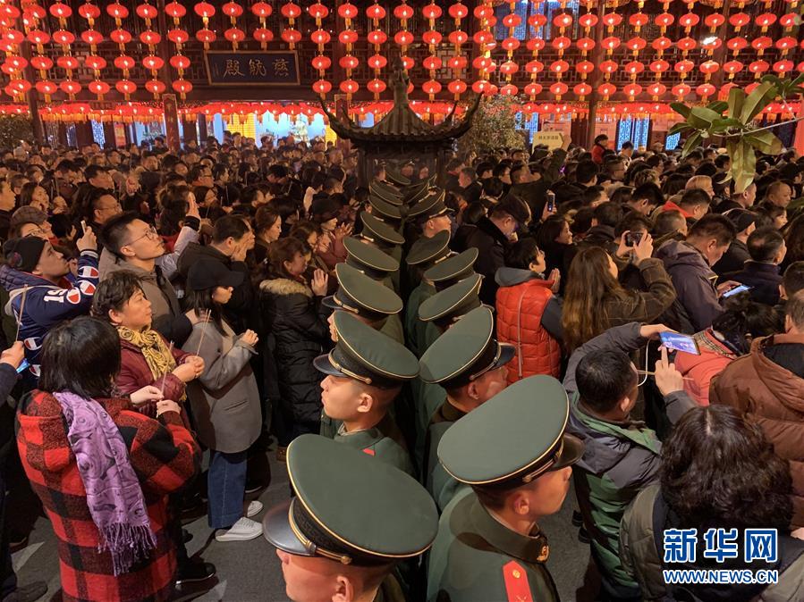 （新華全媒頭條&middot;圖文互動(dòng)）（6）向祖國報(bào)告：我在戰(zhàn)位守萬家團(tuán)圓&mdash;&mdash;解放軍和武警部隊(duì)新春佳節(jié)備戰(zhàn)執(zhí)勤記事