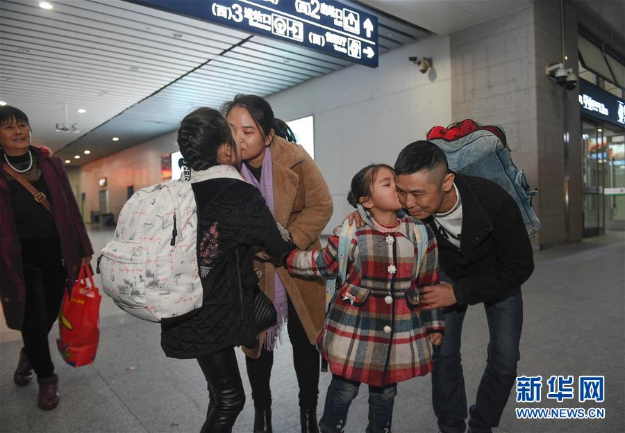 （新華全媒頭條&middot;七樂無窮&middot;春節(jié)&middot;圖文互動）（1）變化中彰顯中國發(fā)展活力&mdash;&mdash;透視過年方式之變