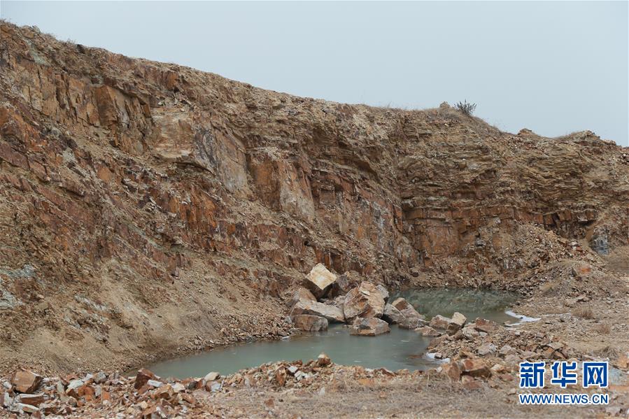 （新華視點(diǎn)&middot;圖文互動）（1）挖掘作業(yè)距漢墓中心僅20米，村民住房出現(xiàn)裂縫&hellip;&hellip;&ldquo;造地&rdquo;如何變挖山？