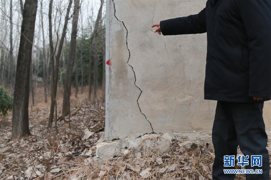 （新華視點(diǎn)&middot;圖文互動）（3）挖掘作業(yè)距漢墓中心僅20米，村民住房出現(xiàn)裂縫&hellip;&hellip;&ldquo;造地&rdquo;如何變挖山？