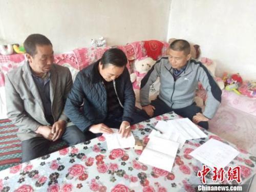 資料圖：圖為扶貧隊伍進貧困戶里，給貧困戶宣講政策?！＄娦?攝