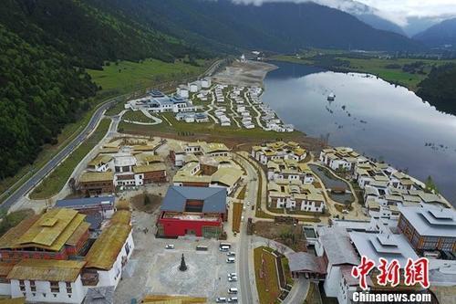 資料圖：初夏的西藏林芝魯朗小鎮(zhèn)美輪美奐。<a target='_blank' ><p  align=