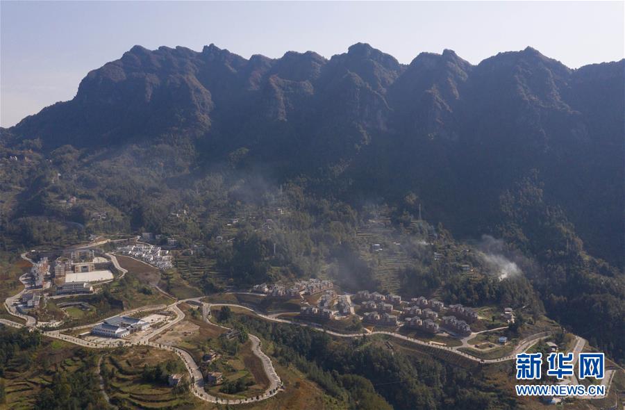 （兩會(huì)前夕看落實(shí)&middot;圖文互動(dòng)）（2）&ldquo;飛針走線&rdquo;&ldquo;繡&rdquo;出小康畫(huà)卷&mdash;&mdash;四川落實(shí)習(xí)近平總書(shū)記全國(guó)兩會(huì)重要講話精神紀(jì)實(shí)