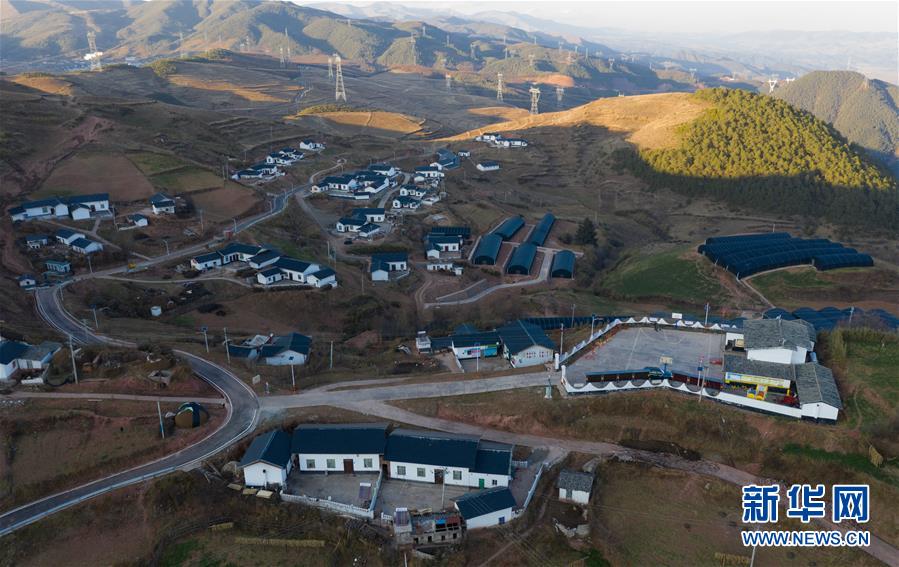 （兩會(huì)前夕看落實(shí)&middot;圖文互動(dòng)）（7）&ldquo;飛針走線&rdquo;&ldquo;繡&rdquo;出小康畫(huà)卷&mdash;&mdash;四川落實(shí)習(xí)近平總書(shū)記全國(guó)兩會(huì)重要講話精神紀(jì)實(shí)