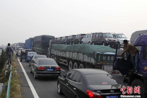 資料圖：高速擁堵不堪。<a target='_blank' ><p  align=