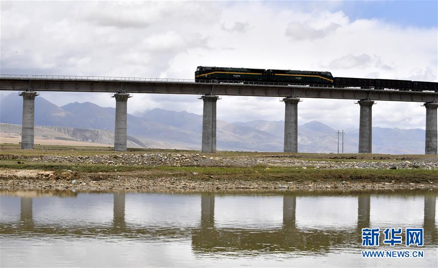 （新華全媒頭條&middot;壯麗70年&middot;奮斗新時(shí)代&middot;圖文互動）（16）開拓雪域高原的夢想之路&mdash;&mdash;來自青藏鐵路的蹲點(diǎn)報(bào)告