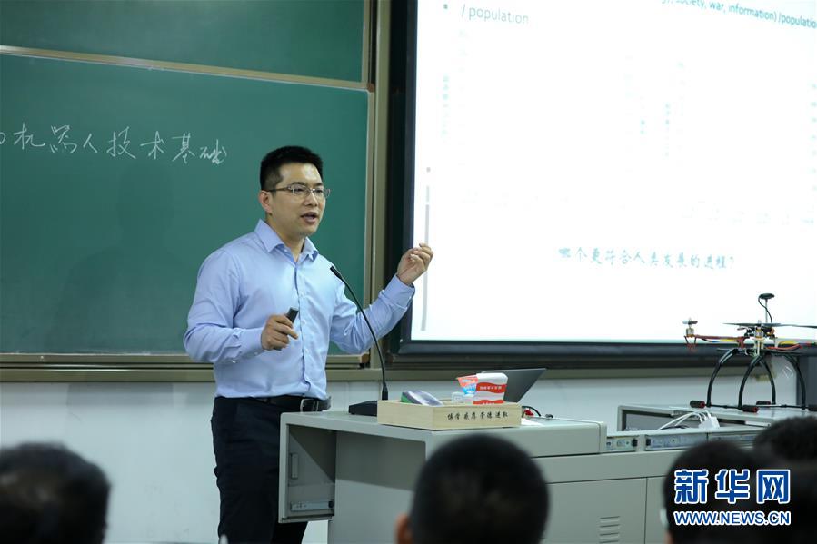 （圖文互動）（1）心懷藍天　逐夢云霄&mdash;&mdash;記天津大學(xué)教授、一飛智控創(chuàng)始人齊俊桐