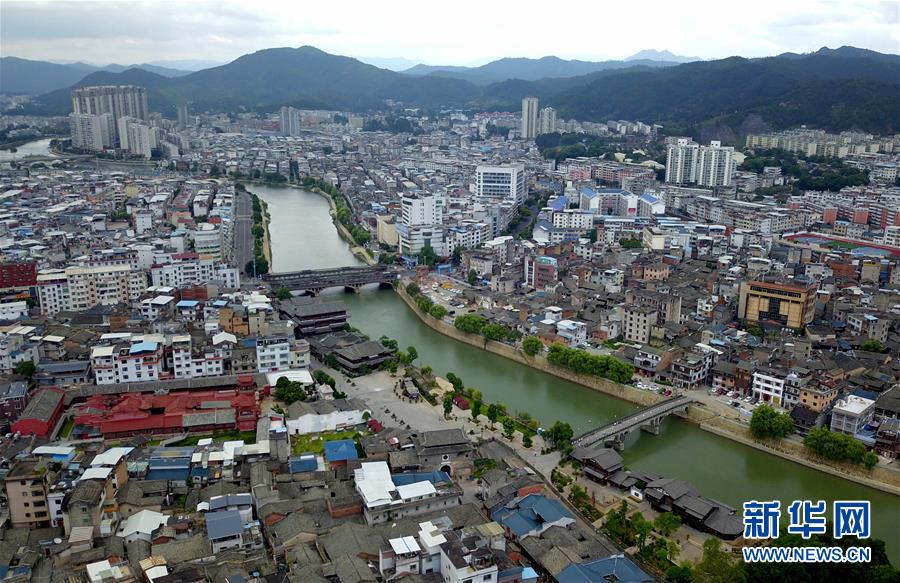 （新華全媒頭條&middot;不忘初心、牢記使命&mdash;&mdash;記者再走長(zhǎng)征路&middot;圖文互動(dòng)）（3）風(fēng)展紅旗如畫(huà)&mdash;&mdash;來(lái)自長(zhǎng)征出發(fā)地長(zhǎng)汀、寧化的紅色信仰報(bào)告 