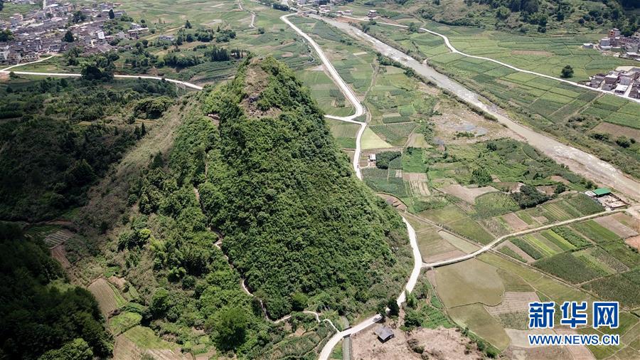 （壯麗70年&middot;奮斗新時(shí)代&mdash;&mdash;記者再走長(zhǎng)征路&middot;圖文互動(dòng)）（1）永恒祭奠：他們，倒在了第二道封鎖線上