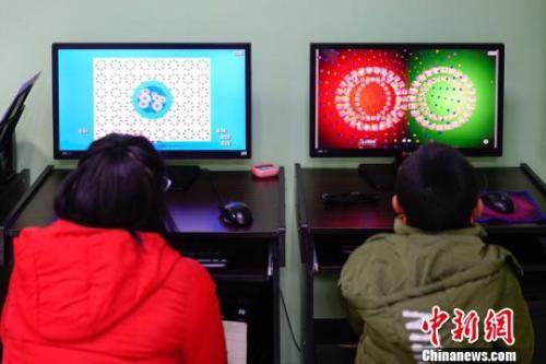 資料圖：圖為兩名兒童檢查視力。賀俊怡 攝