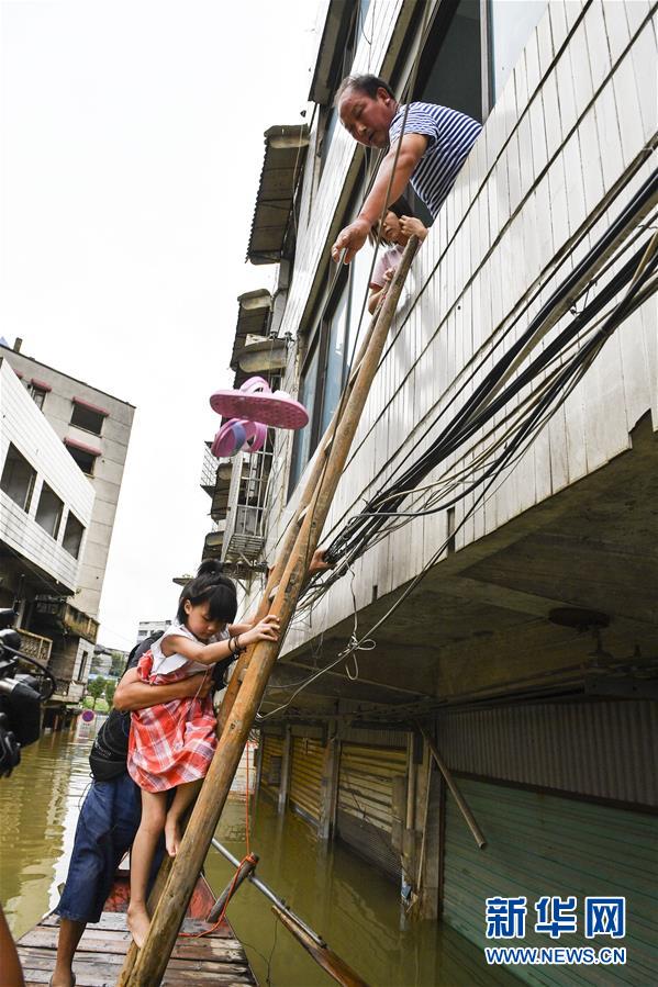 （抗洪搶險&middot;圖文互動）（2）洪水來時，那暖心的民間救援