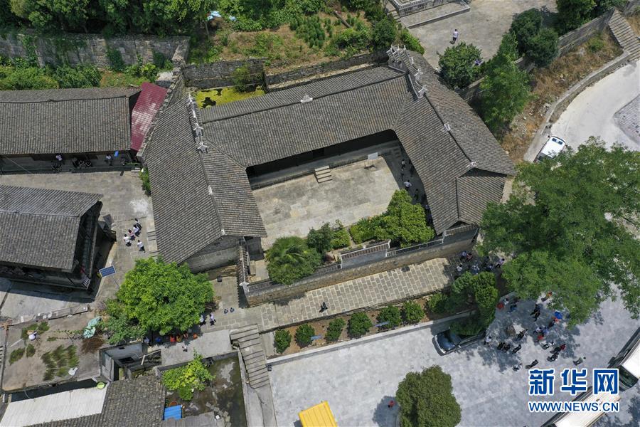 （壯麗70年&middot;奮斗新時(shí)代&mdash;&mdash;記者再走長(zhǎng)征路&middot;圖文互動(dòng)）（2）手捧棉被憶紅軍：走了那么多年，我們都念他們的好