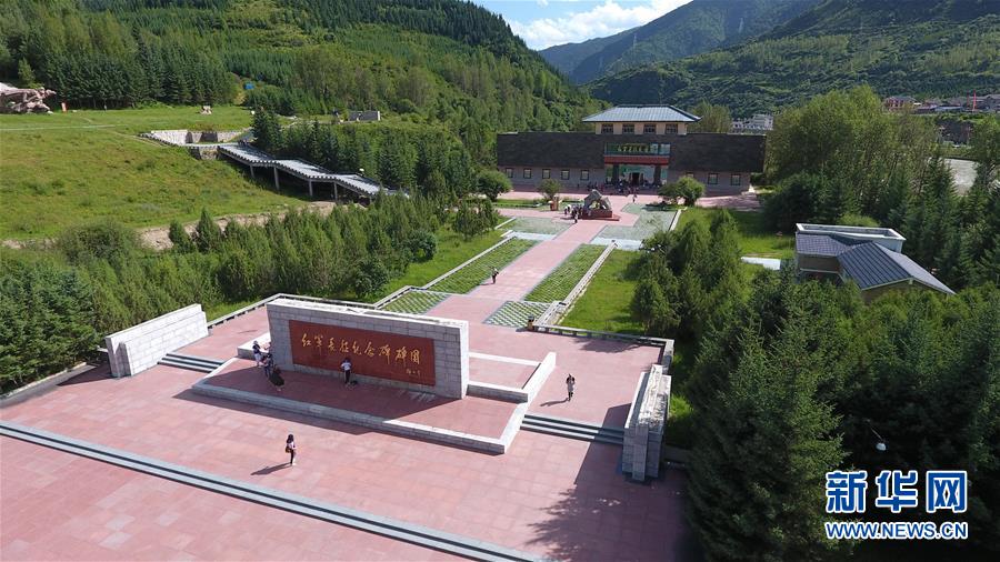 （壯麗70年&middot;奮斗新時(shí)代&mdash;&mdash;記者再走長(zhǎng)征路&middot;圖文互動(dòng)）（1）記者手記：紀(jì)念碑下的隨想