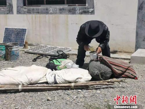 圖為黨確桑布展示以前巡邊時要帶的東西。 謝藝觀 攝