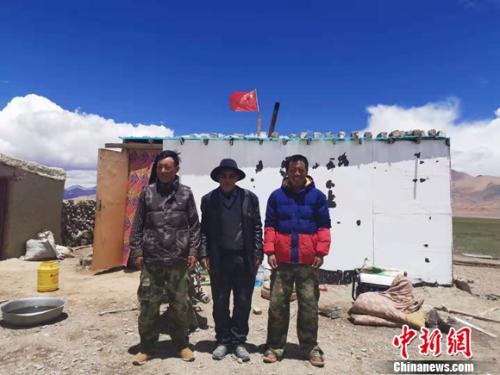 圖為黨確桑布和兩個兒子。 謝藝觀 攝