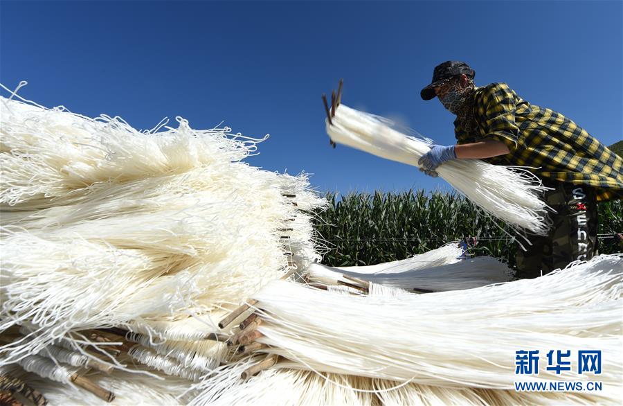 （壯麗70年&middot;奮斗新時(shí)代&mdash;&mdash;記者再走長征路&middot;圖文互動(dòng)）（1）一根粉條里的初心