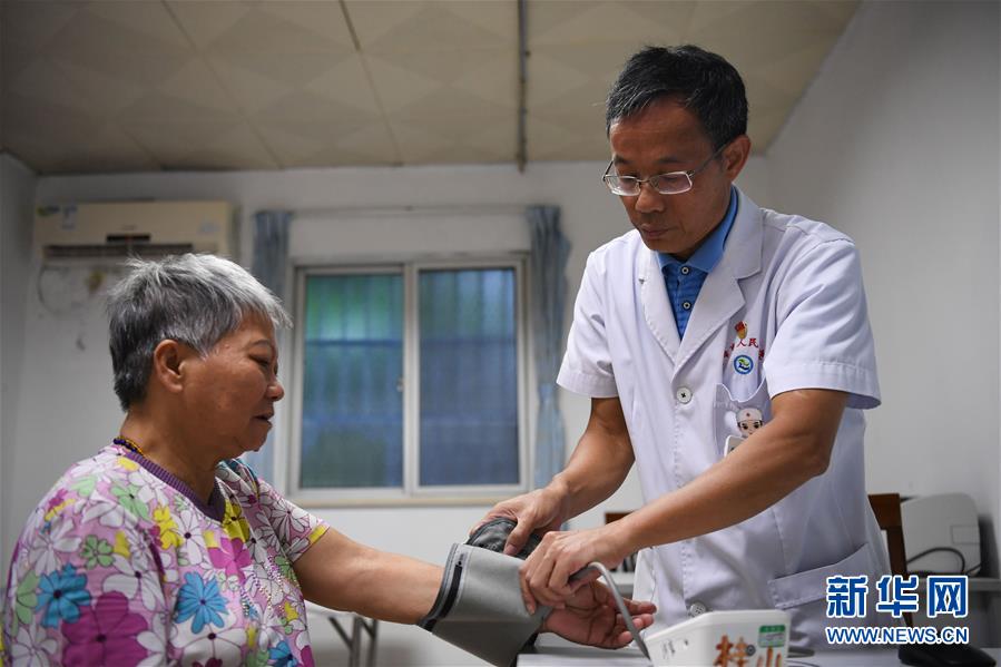 （新華全媒頭條&middot;圖文互動）（3）伶仃洋邊&ldquo;守門&rdquo;人&mdash;&mdash;記堅(jiān)守海島32年的黨員醫(yī)生王桂湘