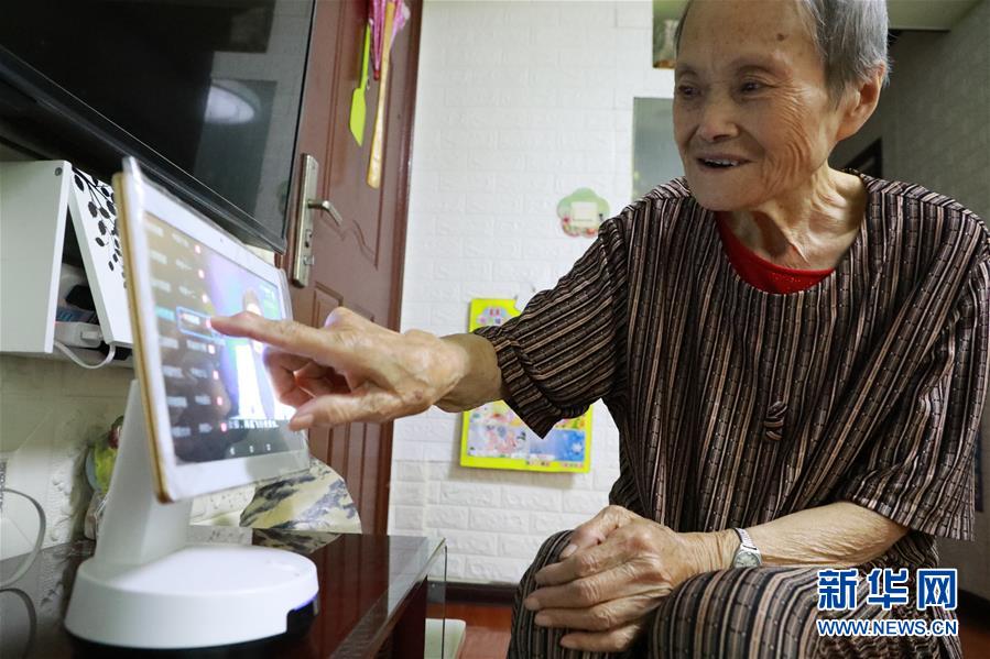 （在習(xí)近平新時(shí)代中國(guó)特色社會(huì)主義思想指引下&mdash;&mdash;新時(shí)代新作為新篇章&middot;總書(shū)記關(guān)心的百姓身邊事）（1）養(yǎng)老院新&ldquo;風(fēng)景&rdquo;：大愛(ài)扮美夕陽(yáng)紅