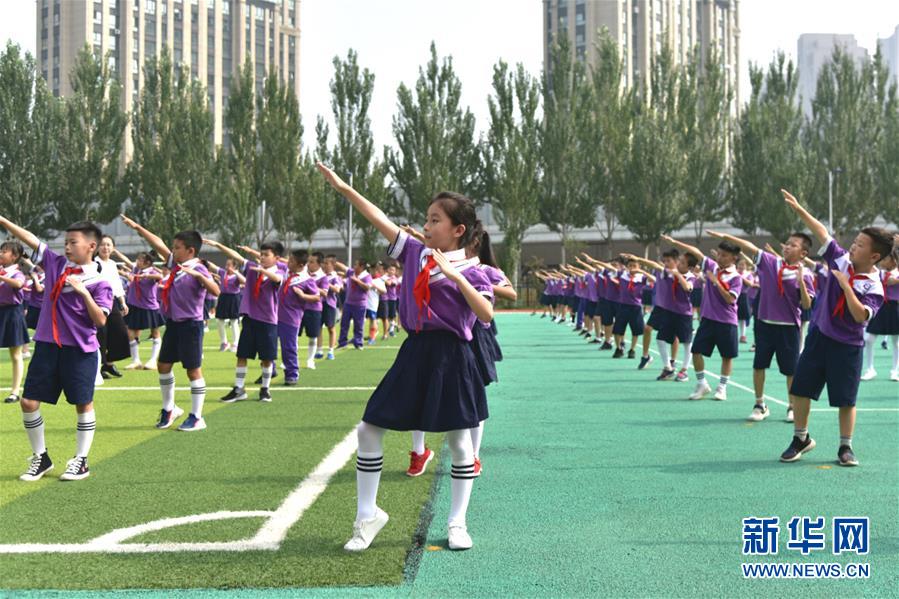 （體育&middot;圖文互動(dòng)）（1）（在習(xí)近平新時(shí)代中國(guó)特色社會(huì)主義思想指引下&mdash;&mdash;新時(shí)代新作為新篇章&middot;總書(shū)記關(guān)心的百姓身邊事）奔跑吧，少年！&mdash;&mdash;體育讓孩子們插上強(qiáng)壯的翅膀（配本社同題文字稿）