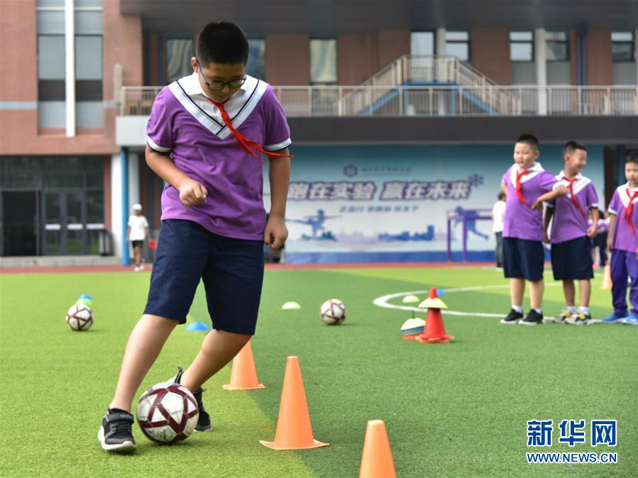 （體育&middot;圖文互動(dòng)）（2）（在習(xí)近平新時(shí)代中國(guó)特色社會(huì)主義思想指引下&mdash;&mdash;新時(shí)代新作為新篇章&middot;總書(shū)記關(guān)心的百姓身邊事）奔跑吧，少年！&mdash;&mdash;體育讓孩子們插上強(qiáng)壯的翅膀（配本社同題文字稿）