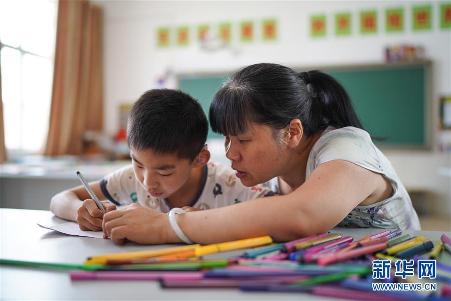 （壯麗70年&middot;奮斗新時(shí)代&mdash;&mdash;共和國發(fā)展成就巡禮&middot;圖文互動(dòng)）（5）優(yōu)先發(fā)展 奠基未來&mdash;&mdash;共和國教育事業(yè)發(fā)展成就巡禮