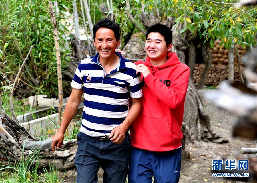 （在習(xí)近平新時(shí)代中國特色社會(huì)主義思想指引下&mdash;&mdash;新時(shí)代新作為新篇章&middot;總書記關(guān)心的百姓身邊事&middot;圖文互動(dòng))（3）&ldquo;我走進(jìn)大山，是為了讓你走出大山&rdquo;&mdash;&mdash;大學(xué)生支教故事