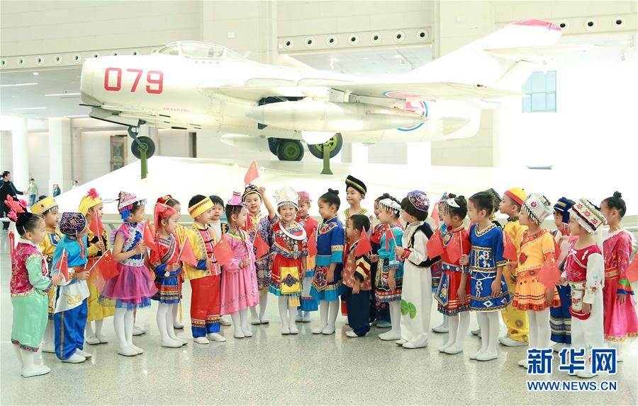 （人民空軍70年&middot;圖文互動(dòng)）（2）我愛祖國的藍(lán)天&mdash;&mdash;空軍強(qiáng)軍主題紀(jì)念封8張&ldquo;同框照&rdquo;背后的故事 