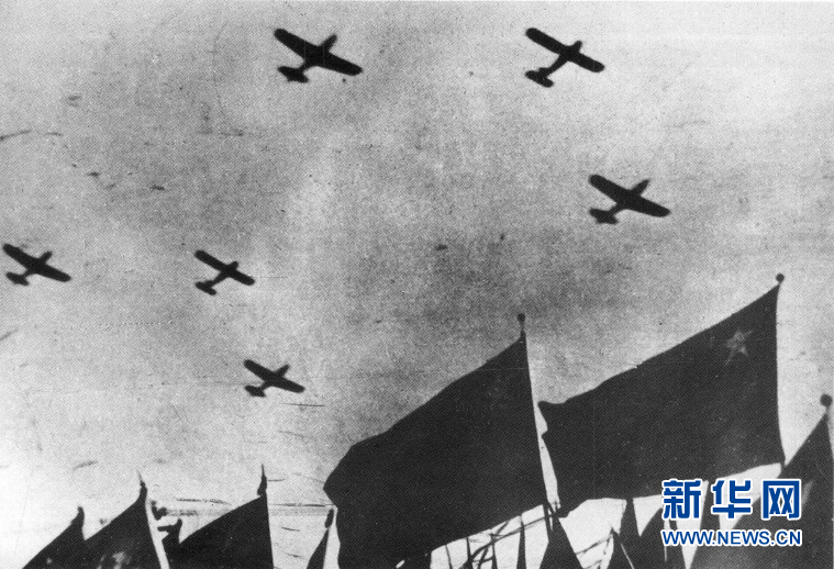 （新華全媒頭條&middot;人民空軍70年&middot;圖文互動(dòng)）（1）陽(yáng)光照耀奮飛的航程&mdash;&mdash;黨中央、中央軍委和習(xí)主席關(guān)心人民空軍建設(shè)發(fā)展紀(jì)實(shí)