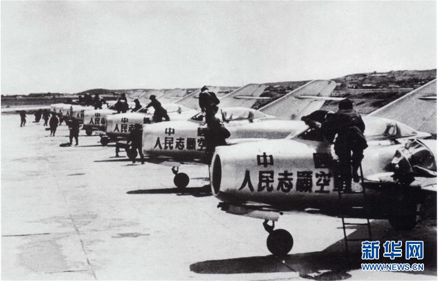 （新華全媒頭條&middot;人民空軍70年&middot;圖文互動(dòng)）（3）陽(yáng)光照耀奮飛的航程&mdash;&mdash;黨中央、中央軍委和習(xí)主席關(guān)心人民空軍建設(shè)發(fā)展紀(jì)實(shí)