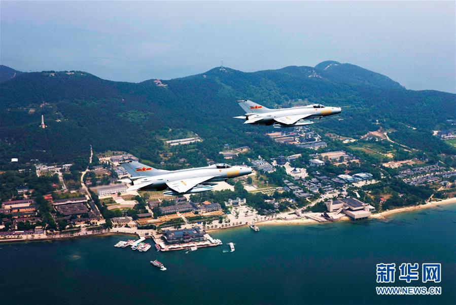 （新華全媒頭條&middot;人民空軍70年&middot;圖文互動(dòng)）（11）陽(yáng)光照耀奮飛的航程&mdash;&mdash;黨中央、中央軍委和習(xí)主席關(guān)心人民空軍建設(shè)發(fā)展紀(jì)實(shí)