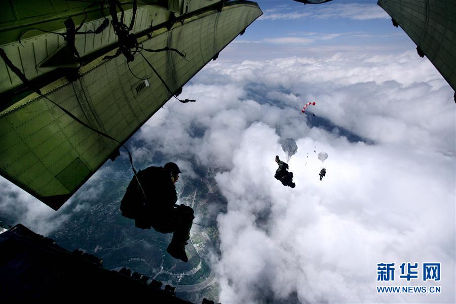 （新華全媒頭條&middot;人民空軍70年&middot;圖文互動(dòng)）（12）陽(yáng)光照耀奮飛的航程&mdash;&mdash;黨中央、中央軍委和習(xí)主席關(guān)心人民空軍建設(shè)發(fā)展紀(jì)實(shí)