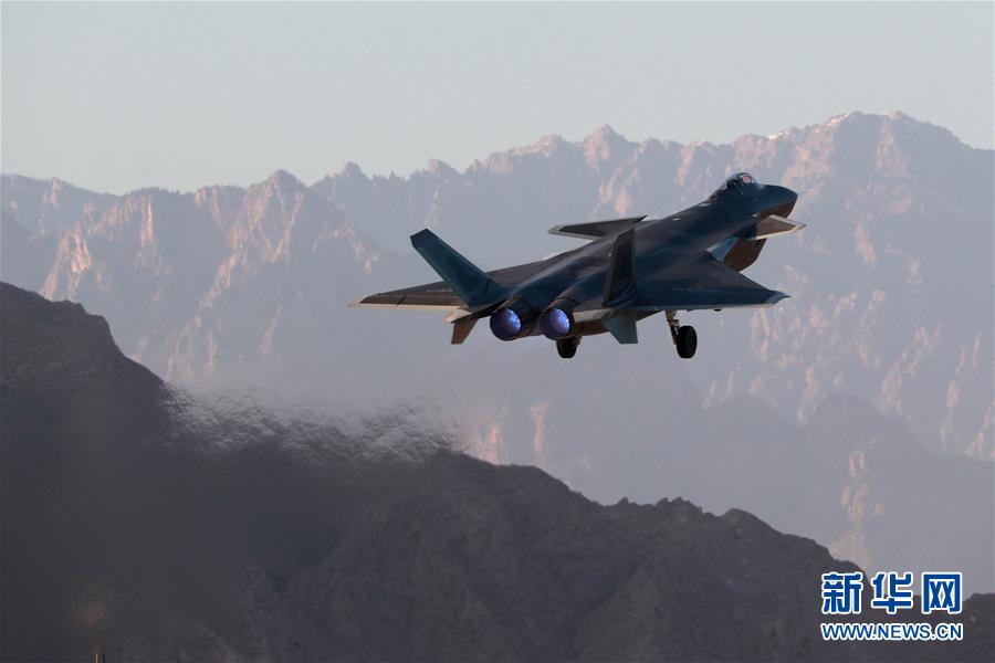 （新華全媒頭條&middot;人民空軍70年&middot;圖文互動(dòng)）（14）陽(yáng)光照耀奮飛的航程&mdash;&mdash;黨中央、中央軍委和習(xí)主席關(guān)心人民空軍建設(shè)發(fā)展紀(jì)實(shí)