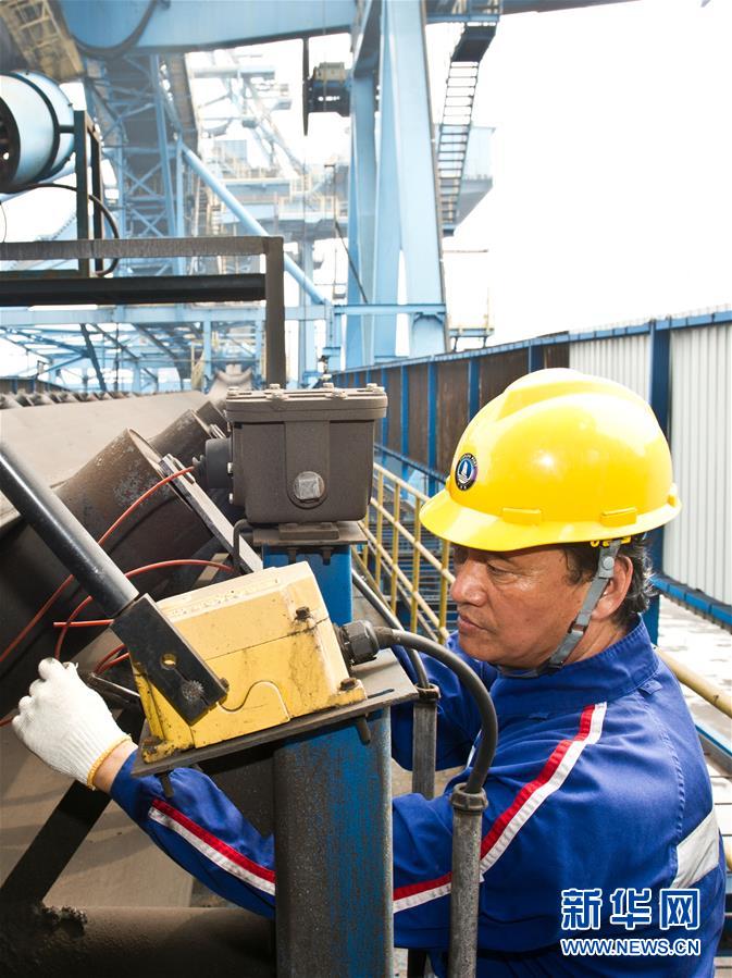 (愛(ài)國(guó)情 奮斗者·圖文互動(dòng))(1)錨定無(wú)悔奮進(jìn)的航向——記港口創(chuàng)新路上的“藍(lán)領(lǐng)專(zhuān)家”孔祥瑞