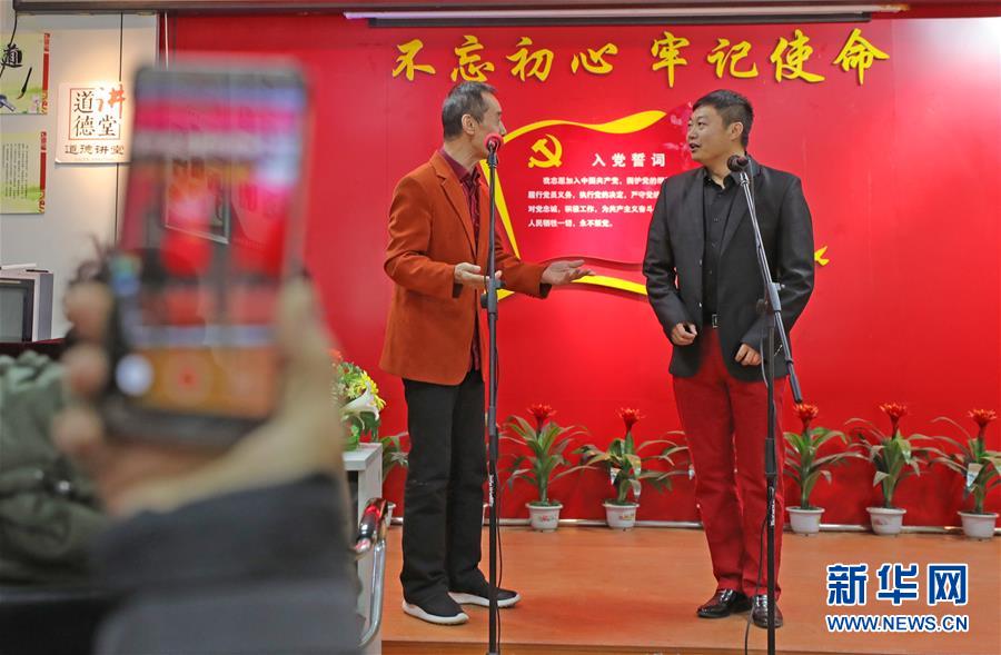 （四中全會精神在基層&middot;圖文互動）（3）說學逗唱間傳遞中國之治&mdash;&mdash;遼寧創(chuàng)新組織曲藝小分隊宣講四中全會精神