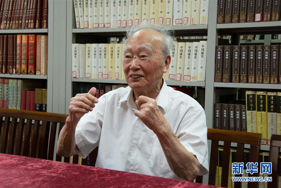 （新華全媒頭條&middot;圖文互動）（5）滄海橫流 信仰彌堅(jiān)&mdash;&mdash;記共產(chǎn)黨員、湘潭大學(xué)九旬教授滄南